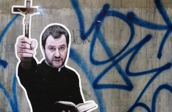 Matteo Salvini prete contro Satana, a Roma compare questo murales