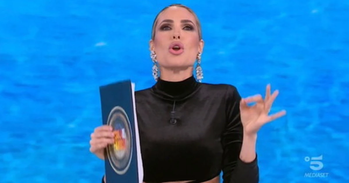 Ilary Blasi, Isola dei famosi con falsa partenza: il naufrago che rinuncia all'ultimo, piani Mediaset in fumo