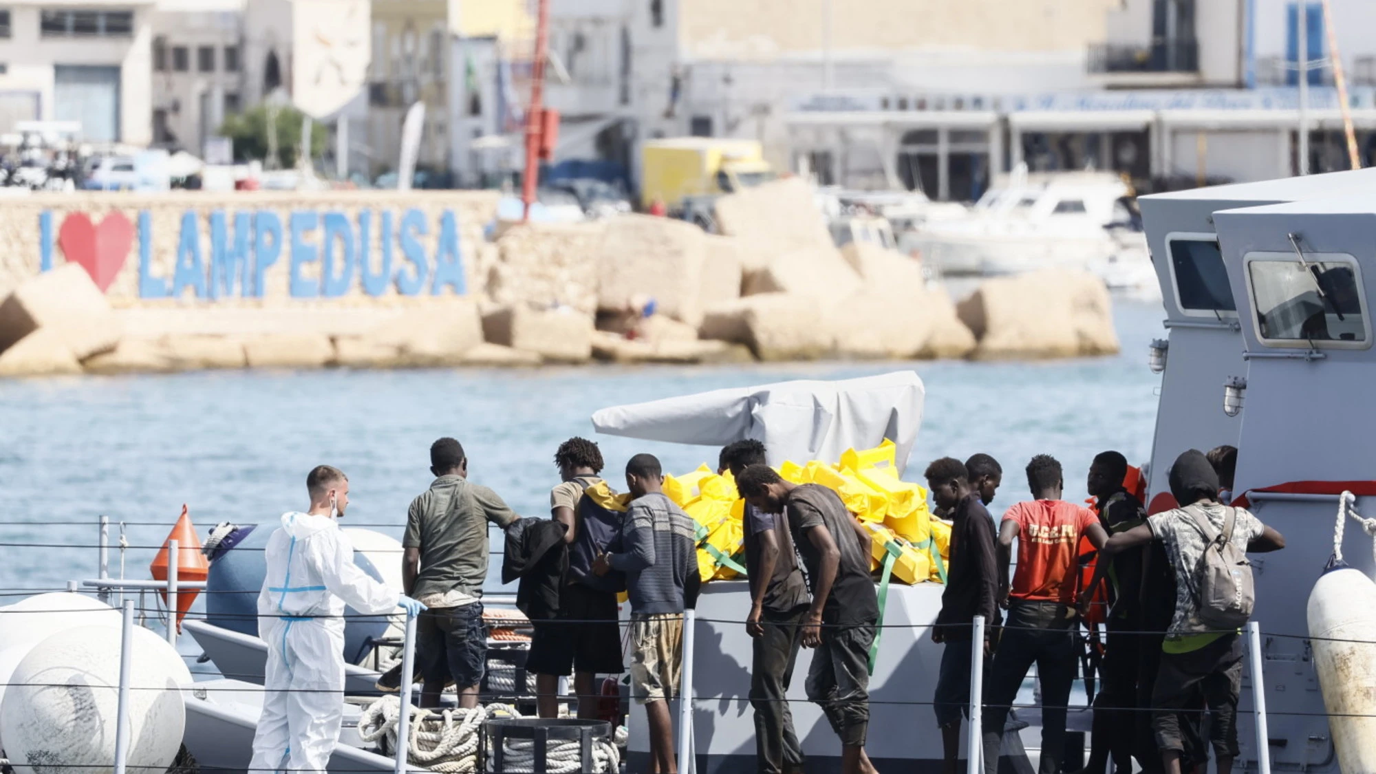 Immigrazione, il sondaggio stronca Pd e M5s: ecco cosa pensano i loro elettori