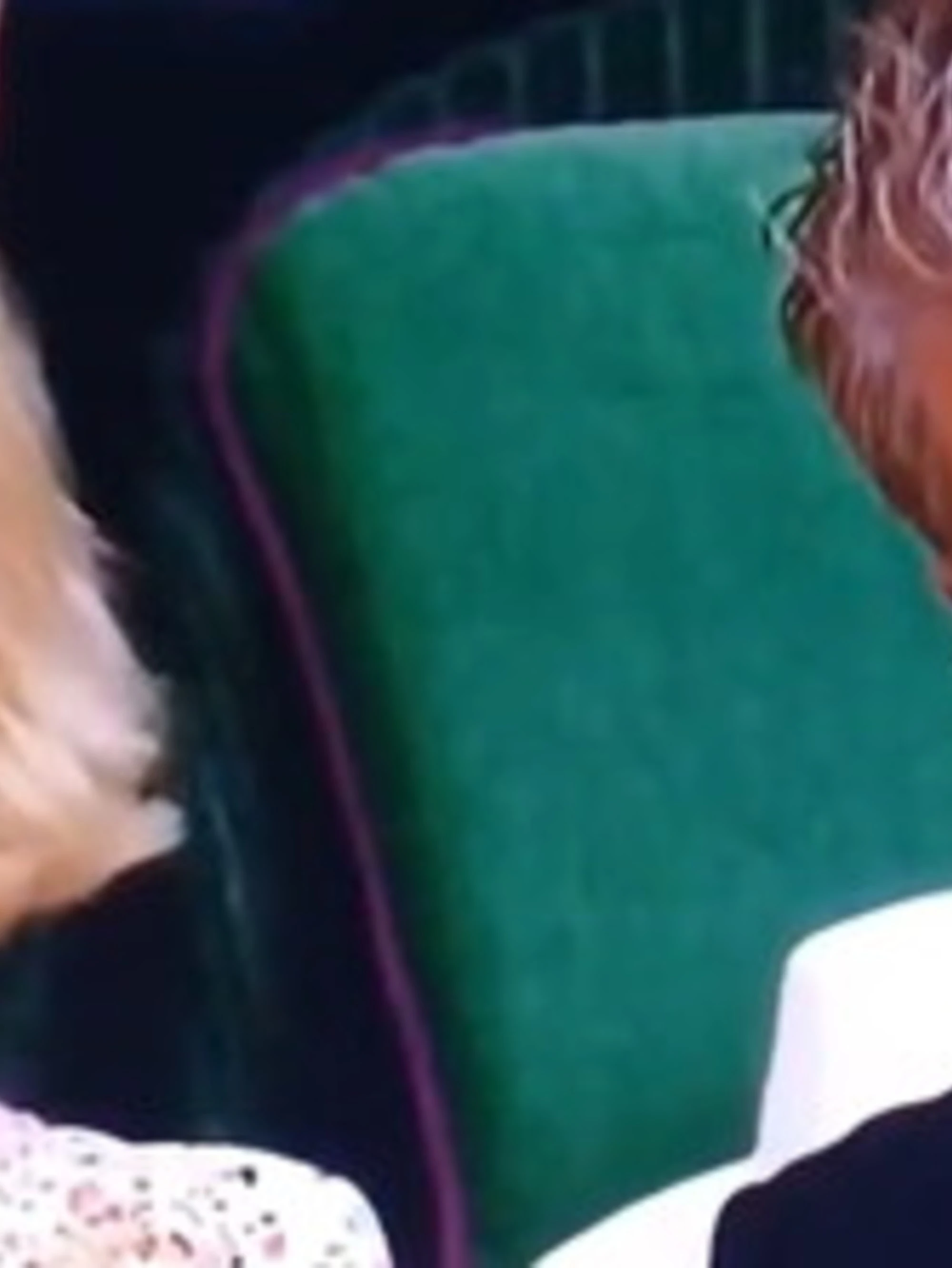 Hugh Grant, sconcerto a Wimbledon: come lo sorprendono (alle spalle della regina)