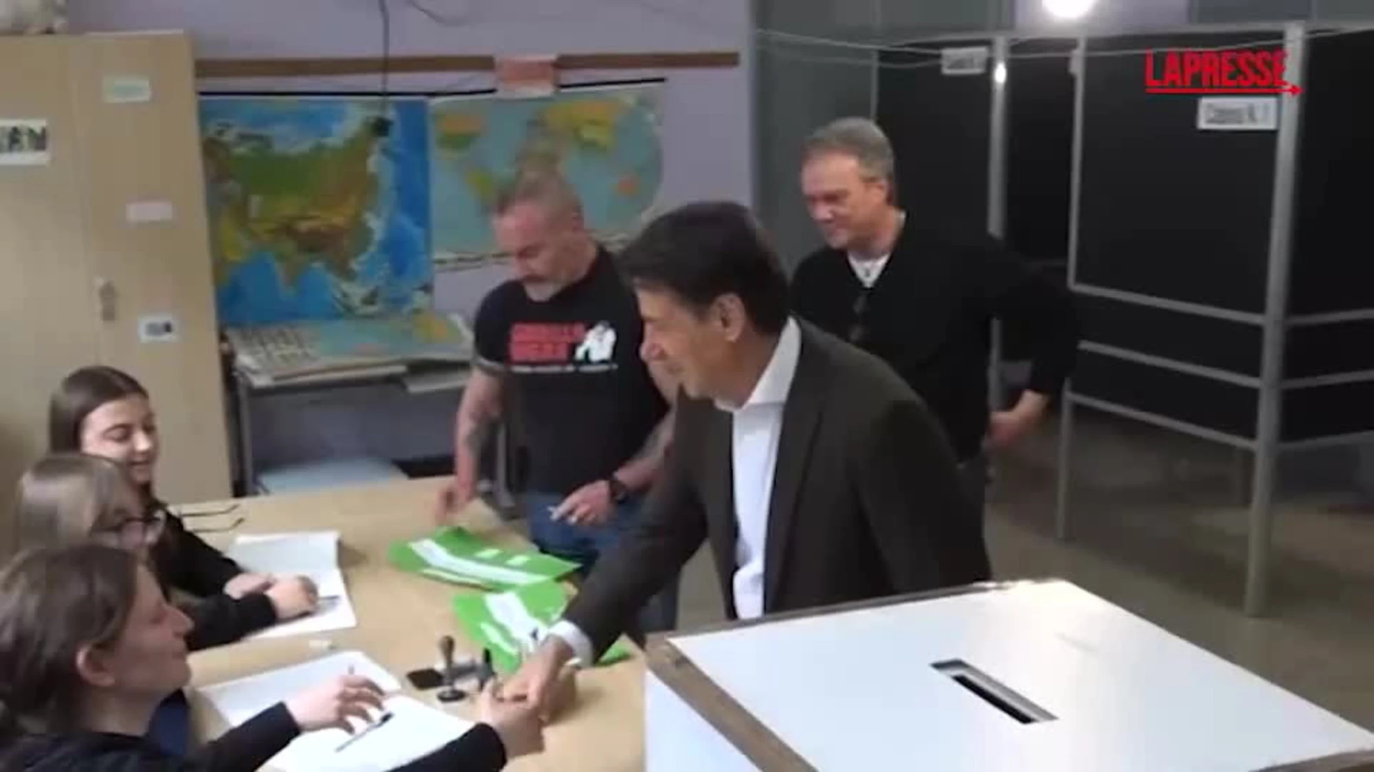 Referendum, Conte al seggio col cane ma dimentica la tessera