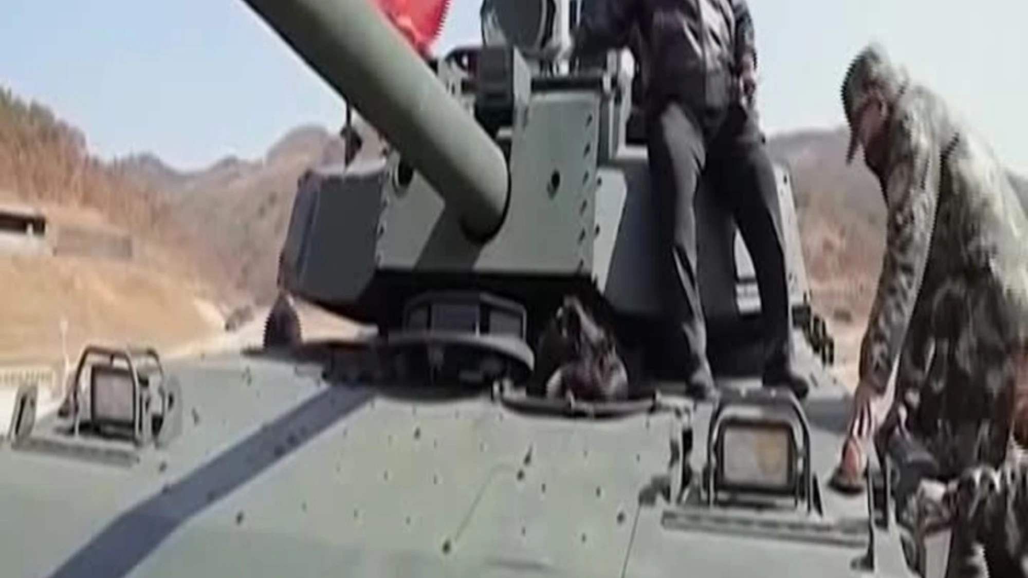 Corea del Nord, Kim sale su un carro armato 