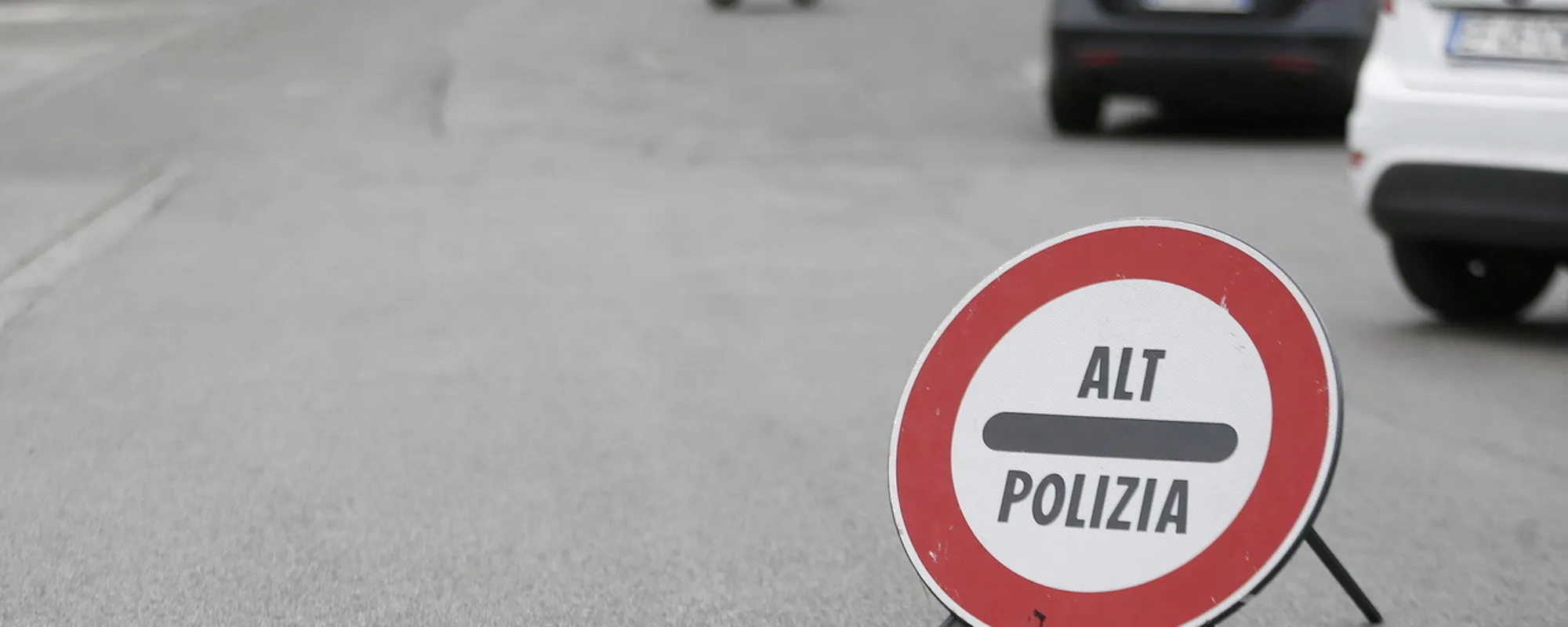 Ubriaco al posto di blocco, lancia benzina sull'agente e prova a dargli fuoco: arrestato