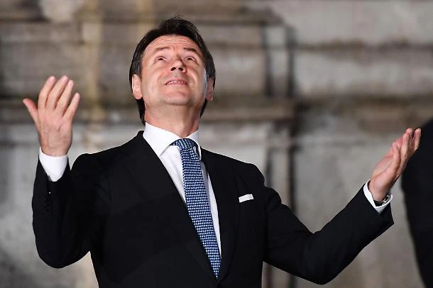 Luigi Bisignani, Conte al capolinea. L'indizio: "I due uomini in fuga"