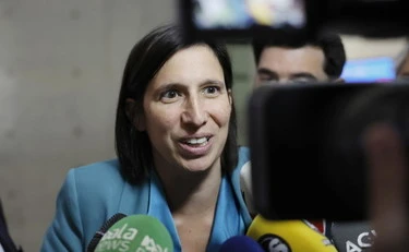 Elly Schlein gentile, destra cafona: i salotti rossi sono rimasti ai luoghi comuni