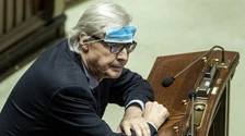 Vittorio Sgarbi contro Andrea Scanzi: "Selfie con Conte? Leccacu*** di regime"