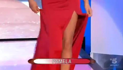 Uomini e donne, scandalo al Trono over: la dama "stagionata" che sfila vestita così: panico tra i cavalieri