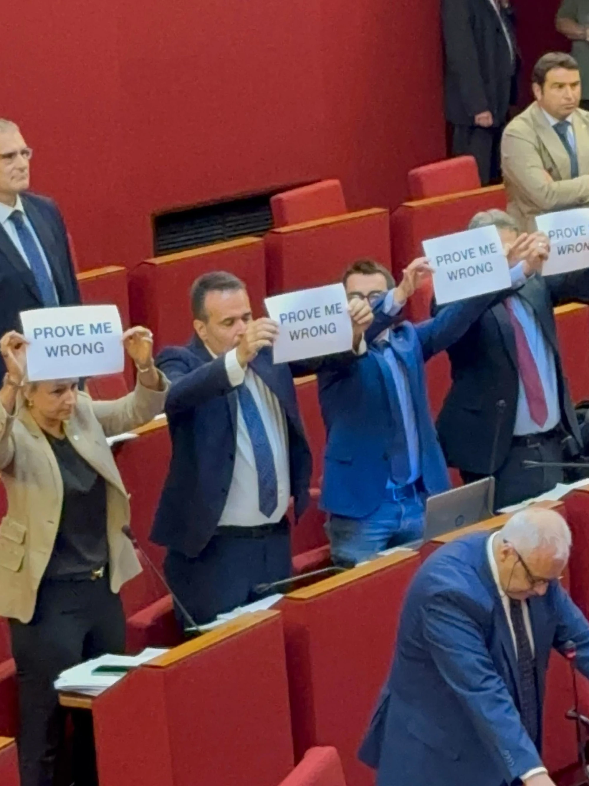 Genova, frase choc del dem a Fdi: "Vi abbiamo appesi già una volta", è caos