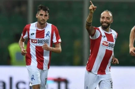 Silvio Berlusconi, il suo Monza stracciato per 3-0 dal Vicenza con doppietta del tatuato e barbuto Giacomelli