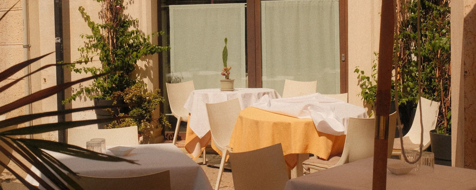 Parcheggia nel dehors del ristorante? Titolare esasperato, cosa fa sulla macchina