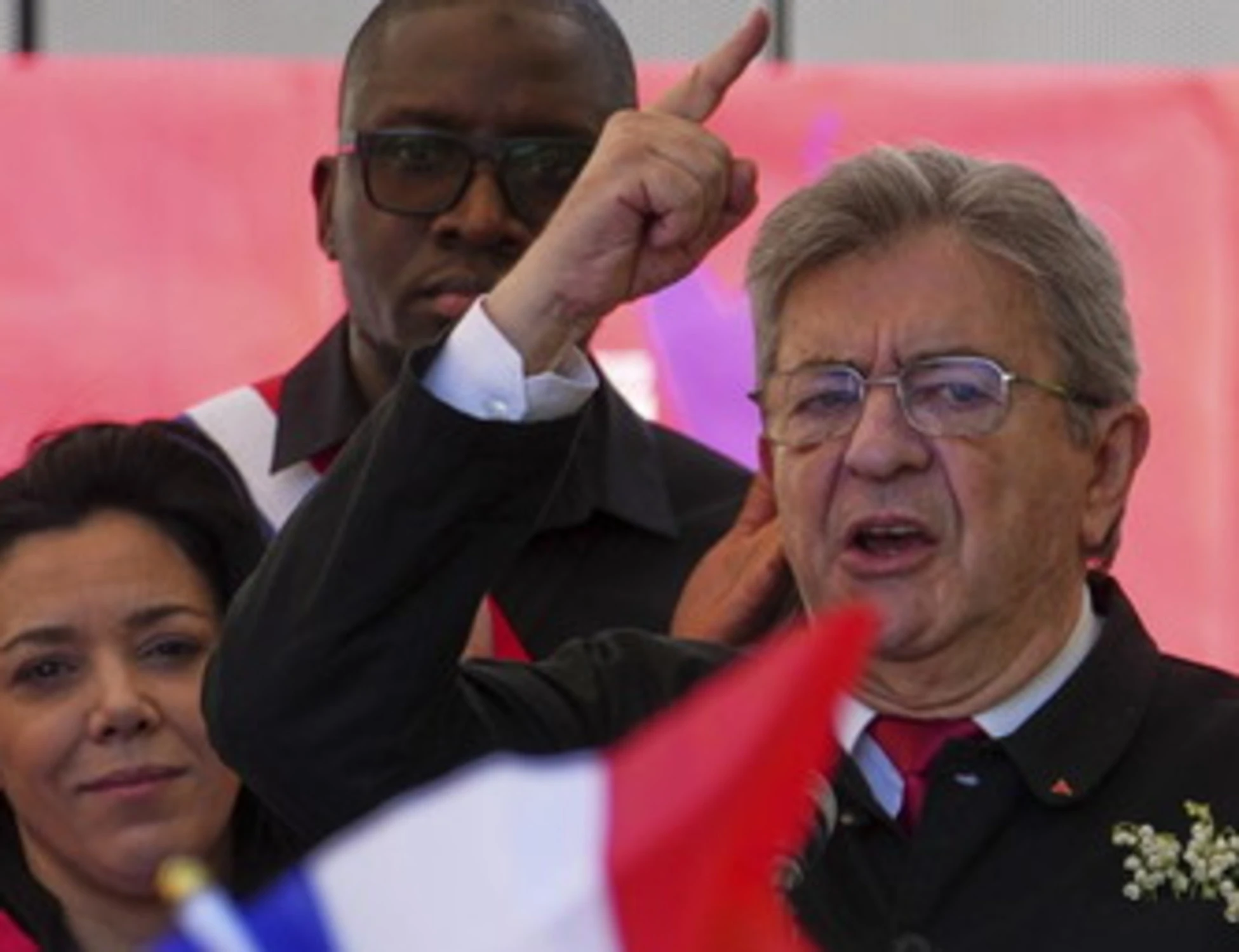 Melenchon, l'estremista francese vuole il caos: "Rivoluzione!"