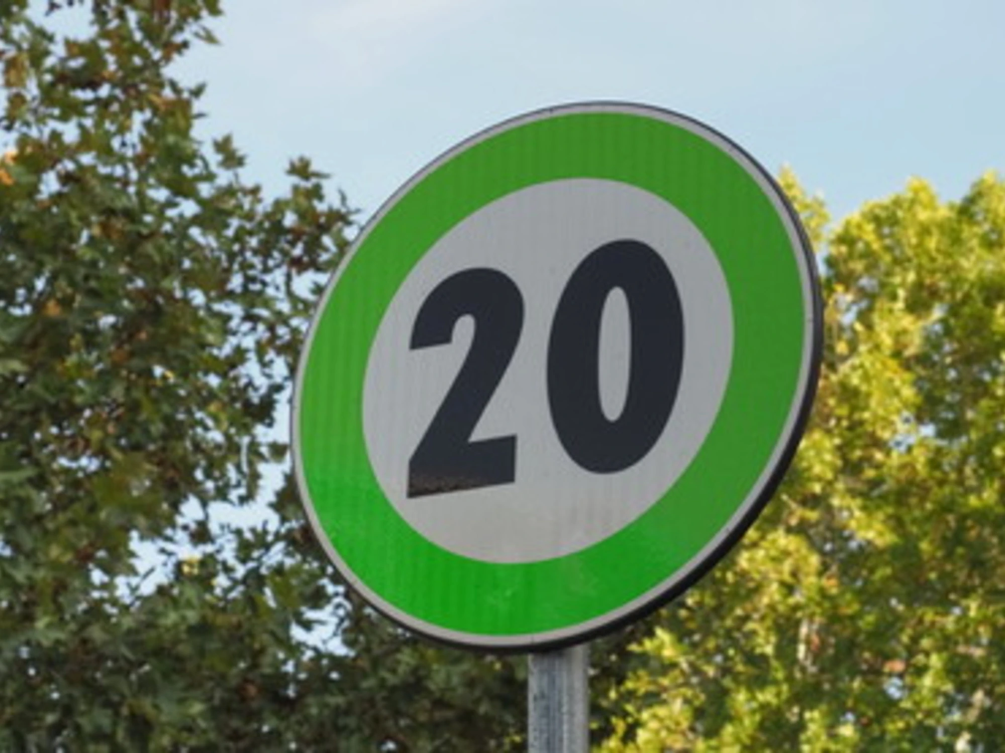 Cartelli stradali col bordo verde: cosa significano e dove sono