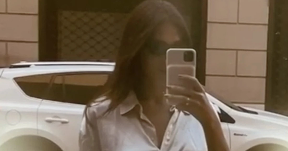 Cecilia Rodriguez tradita da una folata di vento: la camicetta si appiccica. Sotto? Proprio nulla