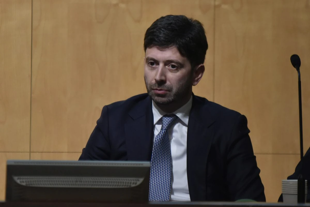 Coronavirus, Speranza "Lo stop ai voli cinesi continua"