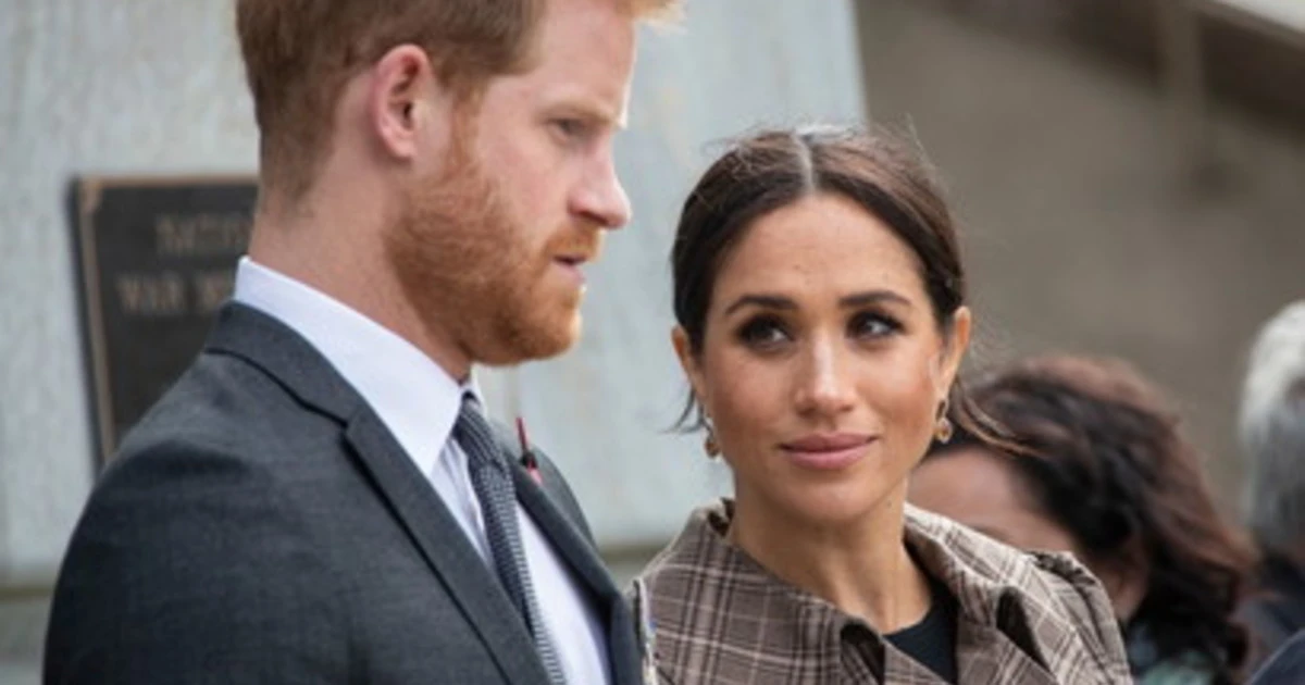 Re Carlo, "pronto a una decisione storica": cosa farà contro Harry e Meghan