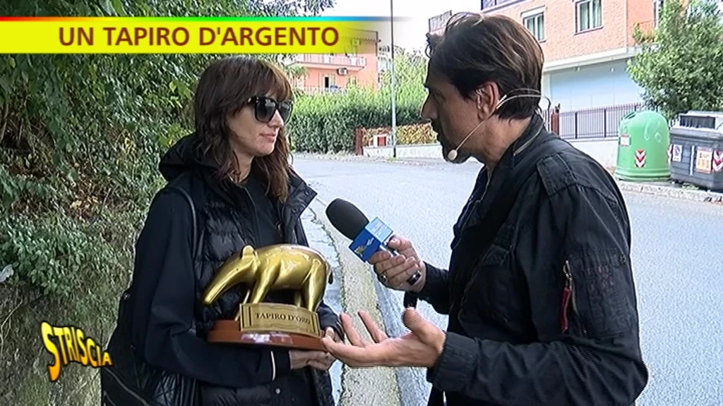 Asia Argento, Valerio Staffelli le dà il Tapiro in diretta a Striscia: "Me lo dai un bacio senza..."