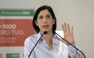 Schlein in Spagna: "La destra ora fa paura", scoppia la polemica