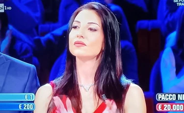 Affari tuoi, Rosy umilia il marito: "Nemmeno risponde"