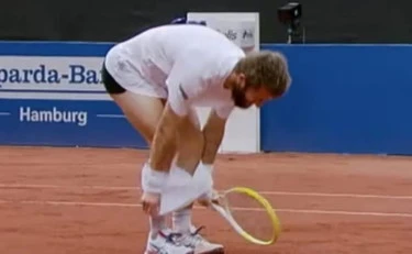 Corentin Moutet, follia in campo: giù i pantaloni e... sconcerto sugli spalti