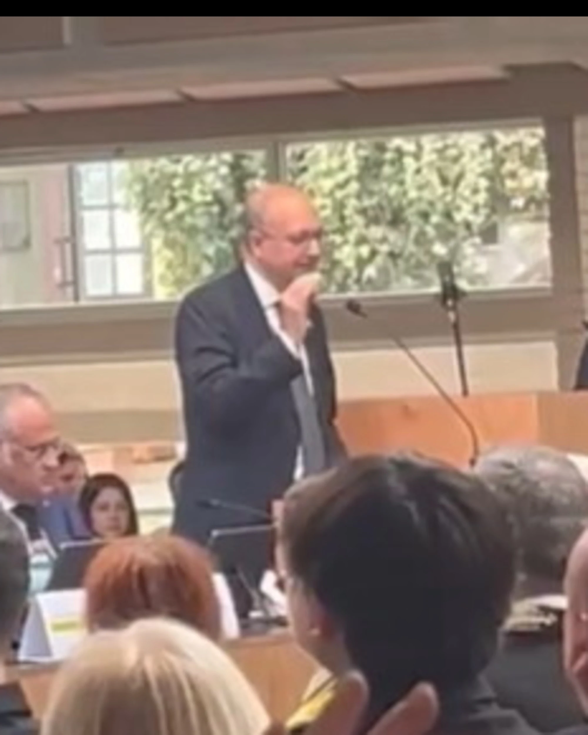 Valditara contestato a Fermo: "Bella ciao!", ma vengono cacciati dai presenti