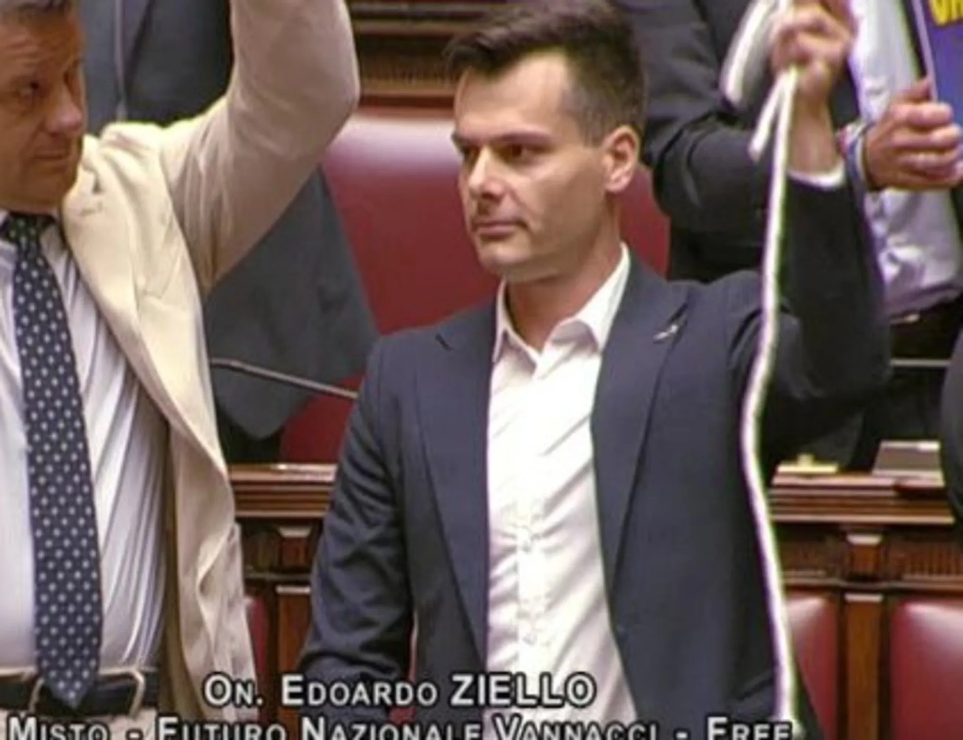 Leggi l'articolo: "Voi siete complici!". E il vannacciano mostra il cappio