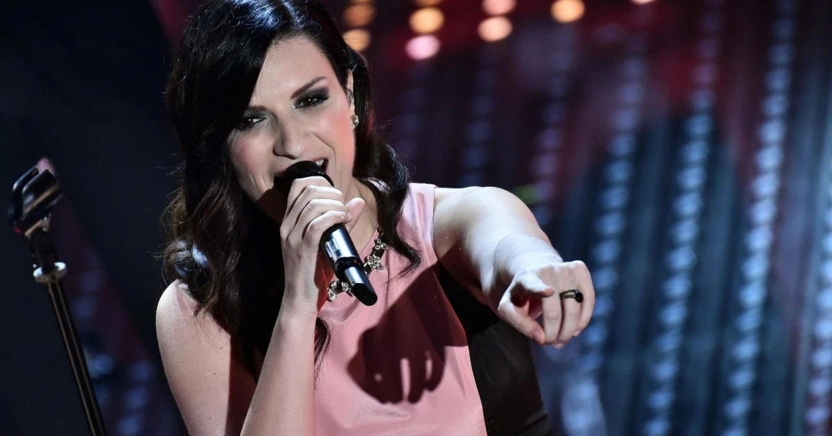 Laura Pausini, lo sfregio a Maradona: "Fa più notizia la morte di un uomo poco apprezzabile che...", si scatena il caos
