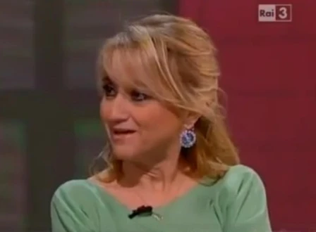 Scherzo della De Filippi a Luciana: dietro la "busta" c'è Matano
