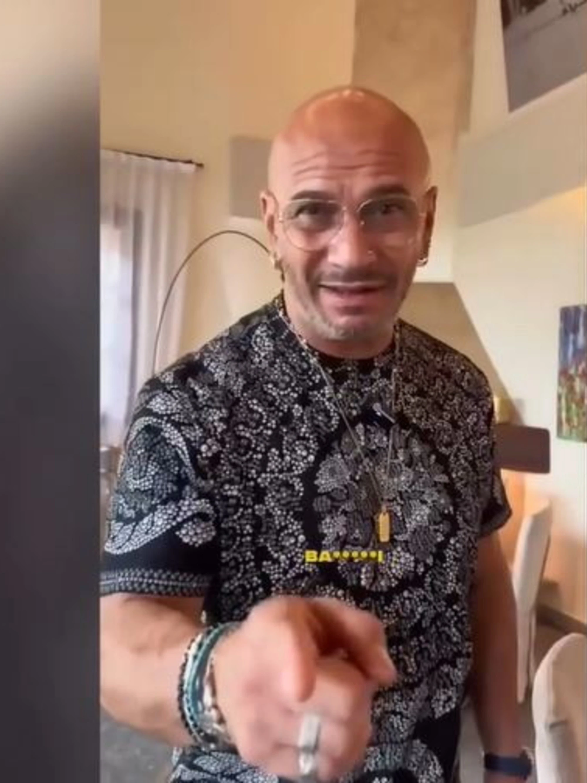 Scappano senza pagare il conto. Il ristoratore li insulta: "Bast***"