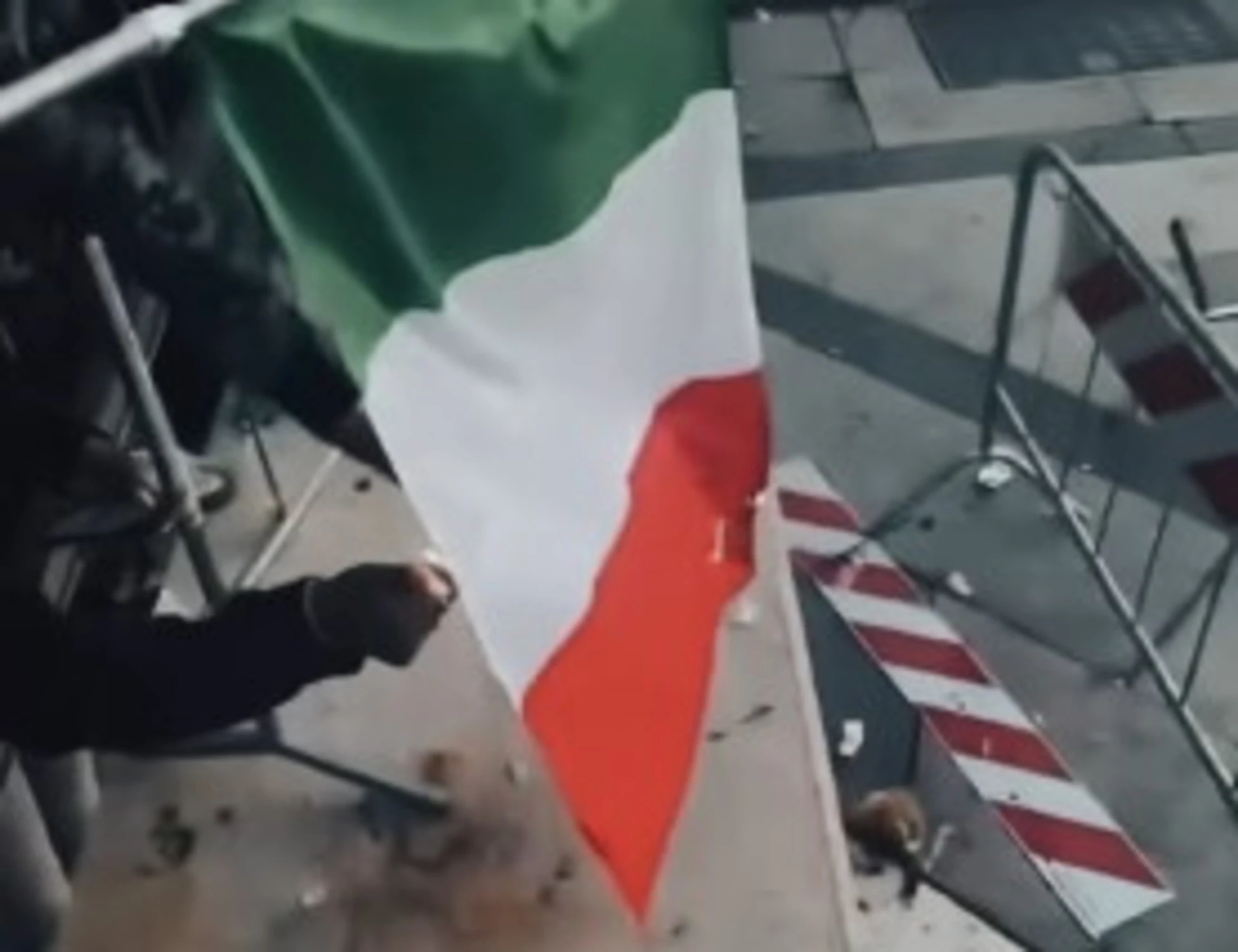 Milano, maranza bruciano il Tricolore in piazza Duomo: ecco il video-choc