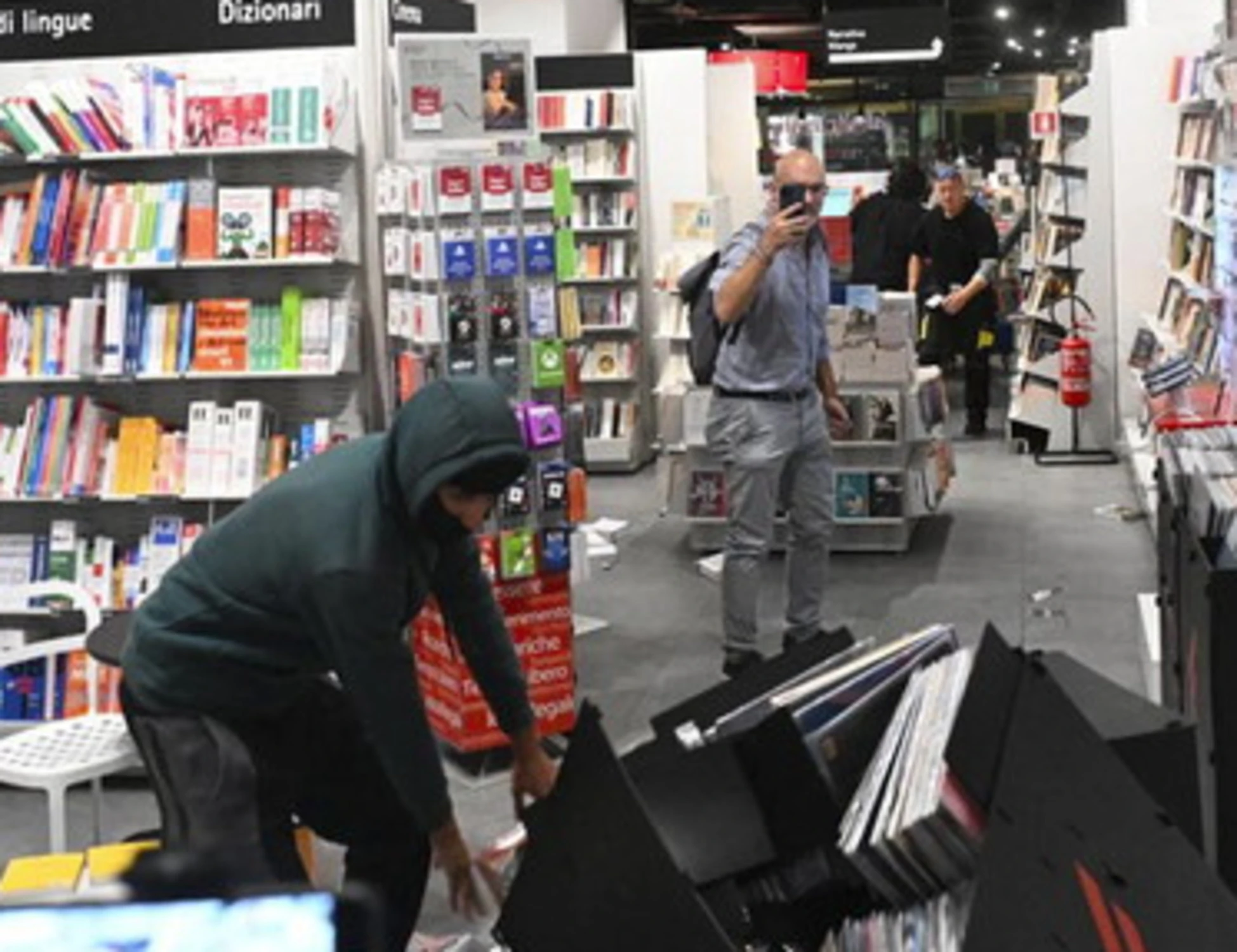 Torino, Feltrinelli sui maranza: "Ci hanno buttato giù due scaffali? E chi se ne frega"