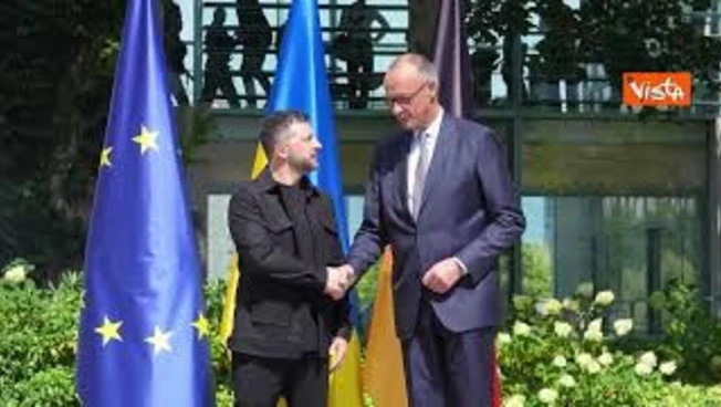 Zelensky arriva a Berlino per partecipare ai colloqui online con Trump e il gruppo dei volenterosi