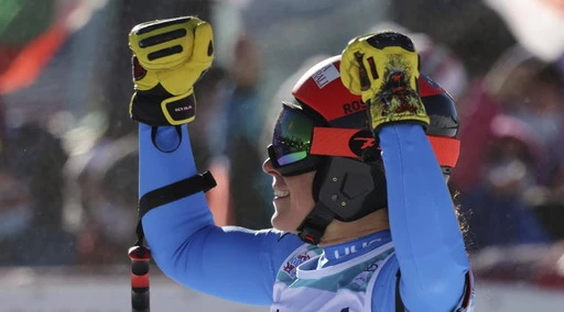 Sci, Brignone record: vince il SuperG a Sankt Moritz. Curtoni seconda, Goggia sesta: valanga rosa Italia
