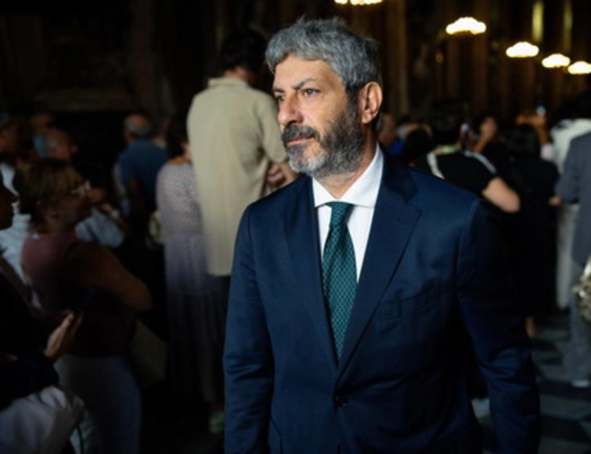 Roberto Fico disperato: accende un cero per trovare candidati