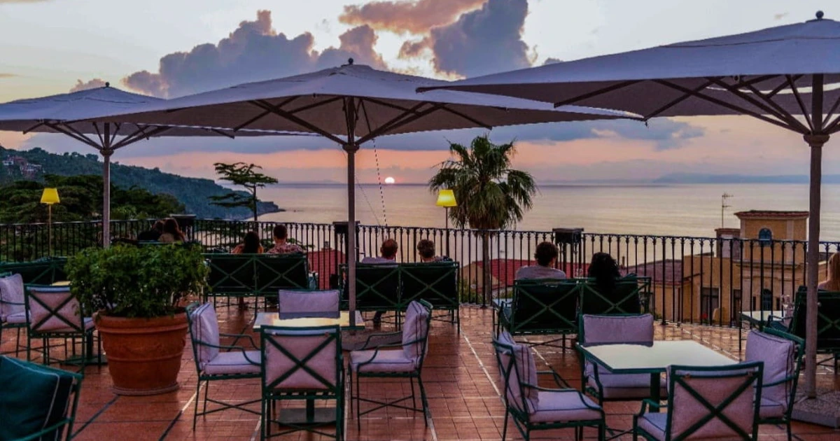 Nel cuore antico di Sorrento tra maioliche, sapori d'autore e la Dolce Vita a picco sul Golfo