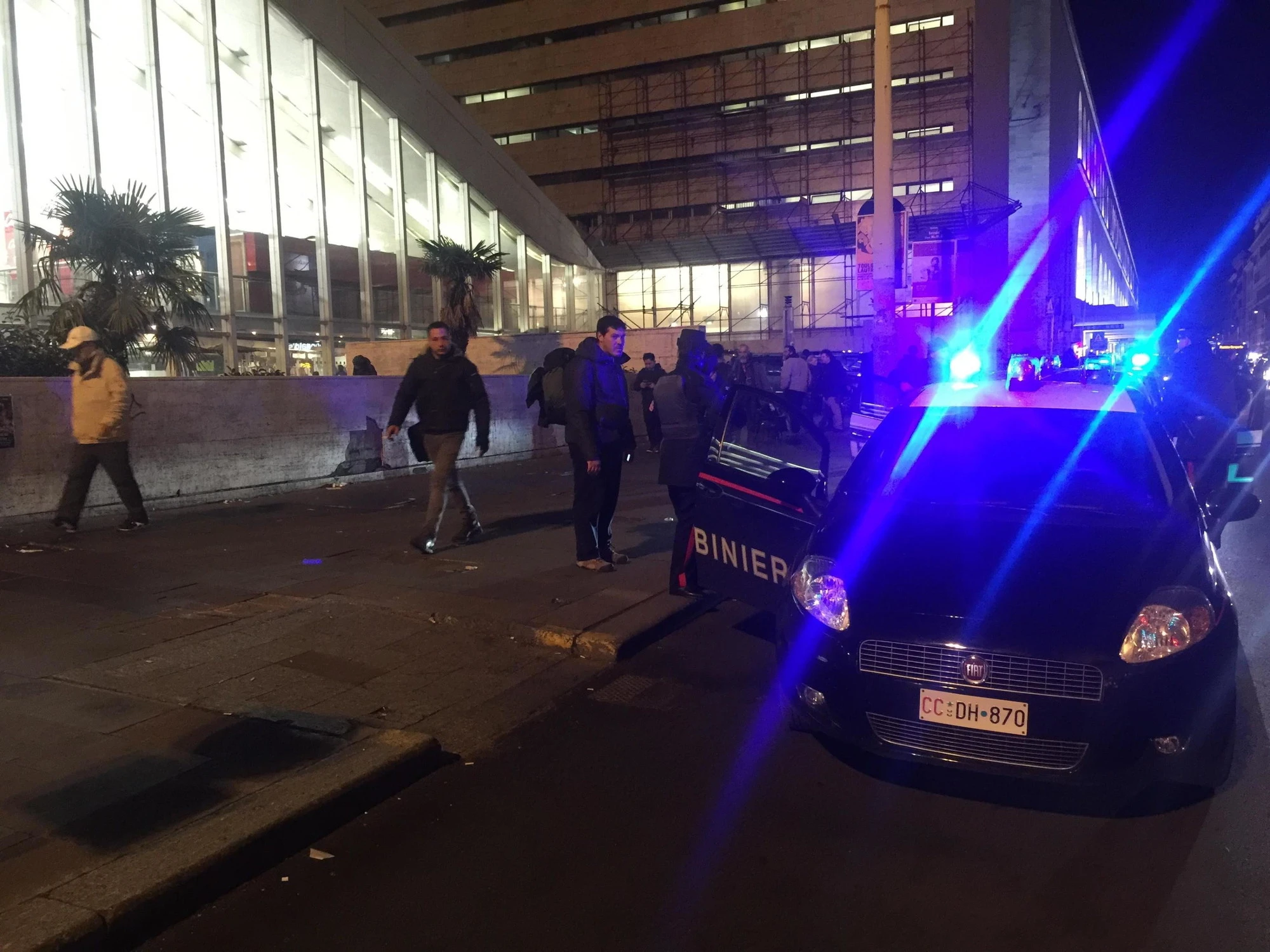 Roma, la gang che massacra a caso? 57enne in fin di vita, subito dopo il rider