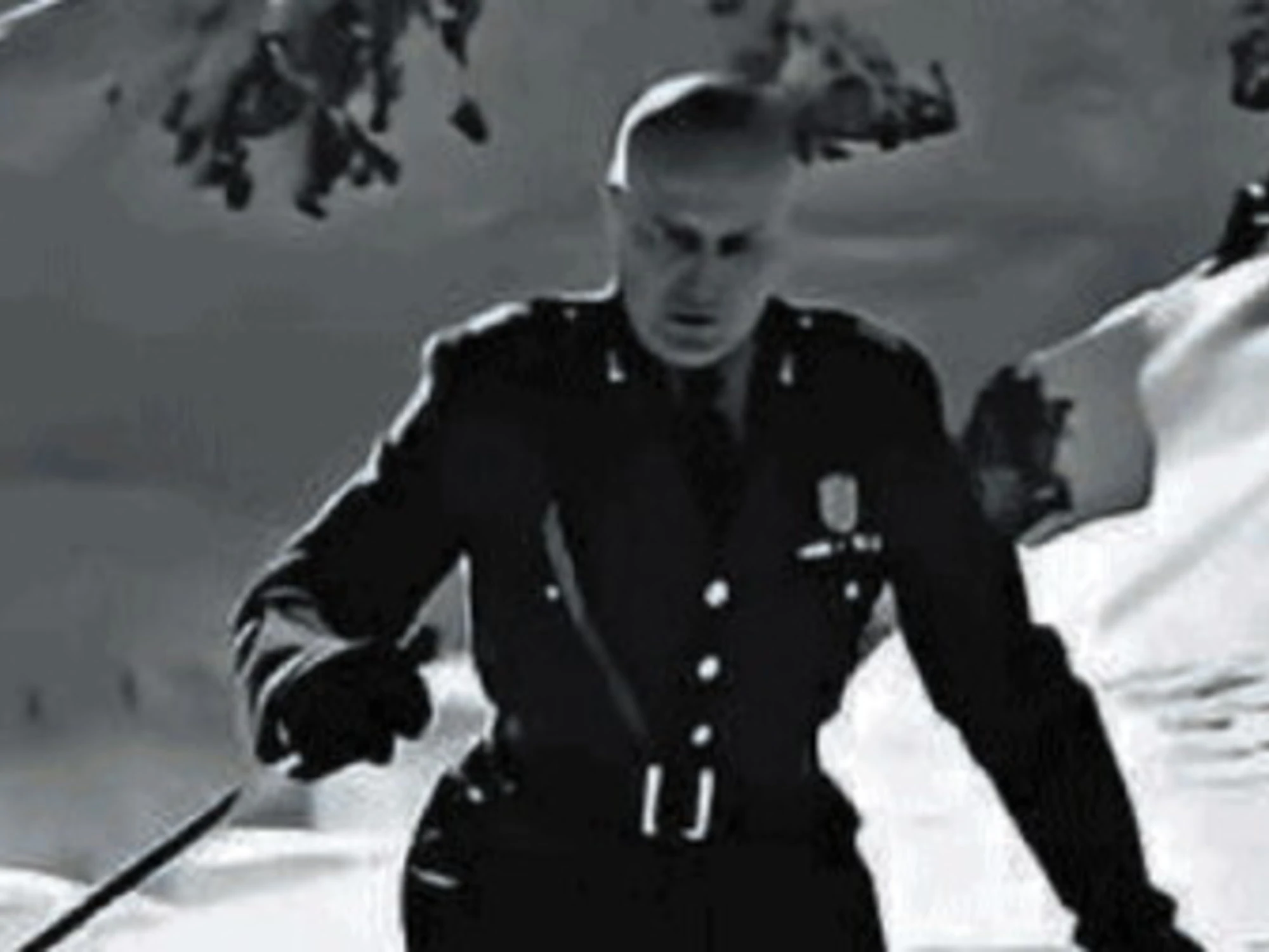 "Tutti insieme viva il Duce": il brano vola, la sinistra impazzisce