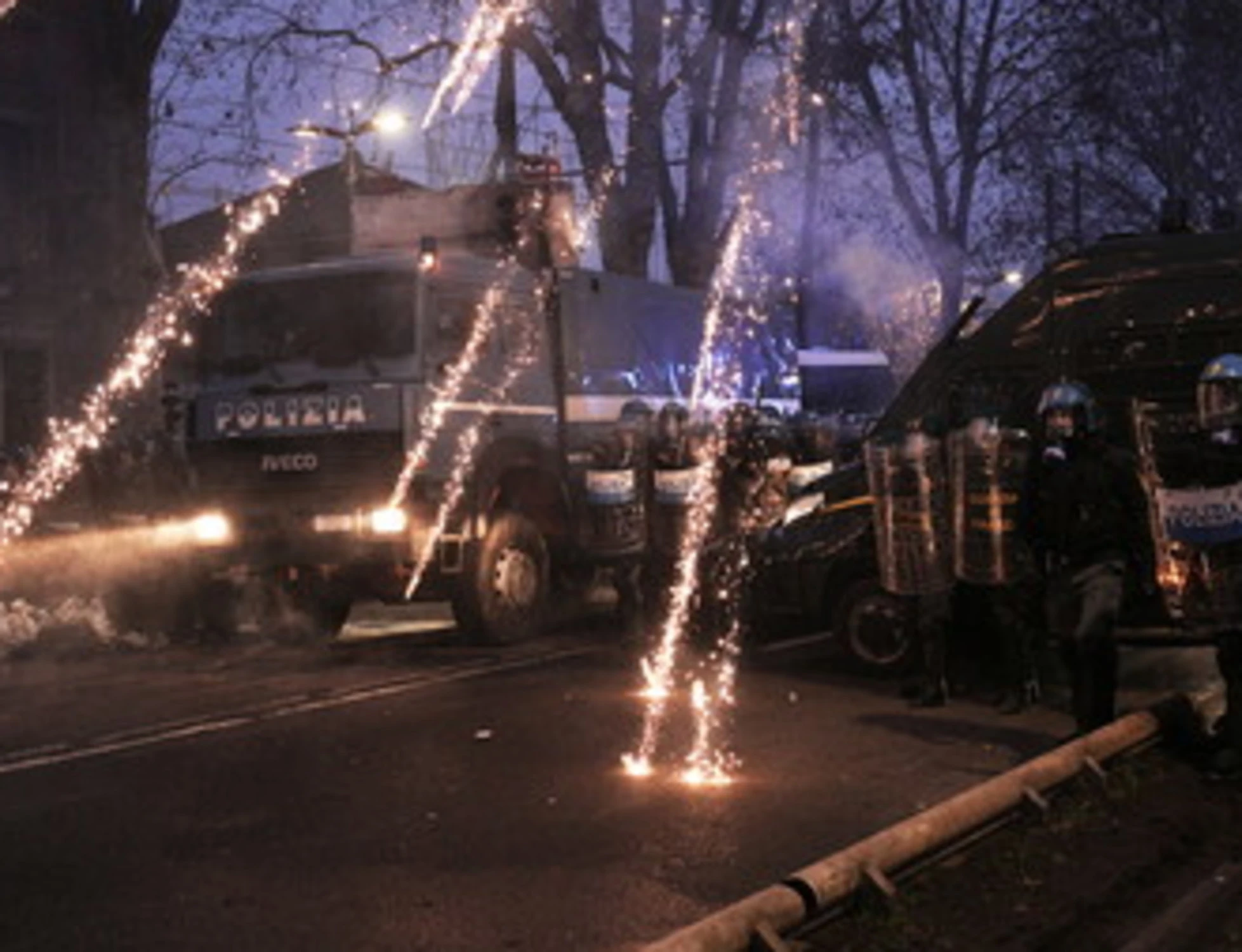 Askatasuna, bombe carta e pietre contro la polizia: partono gli idranti