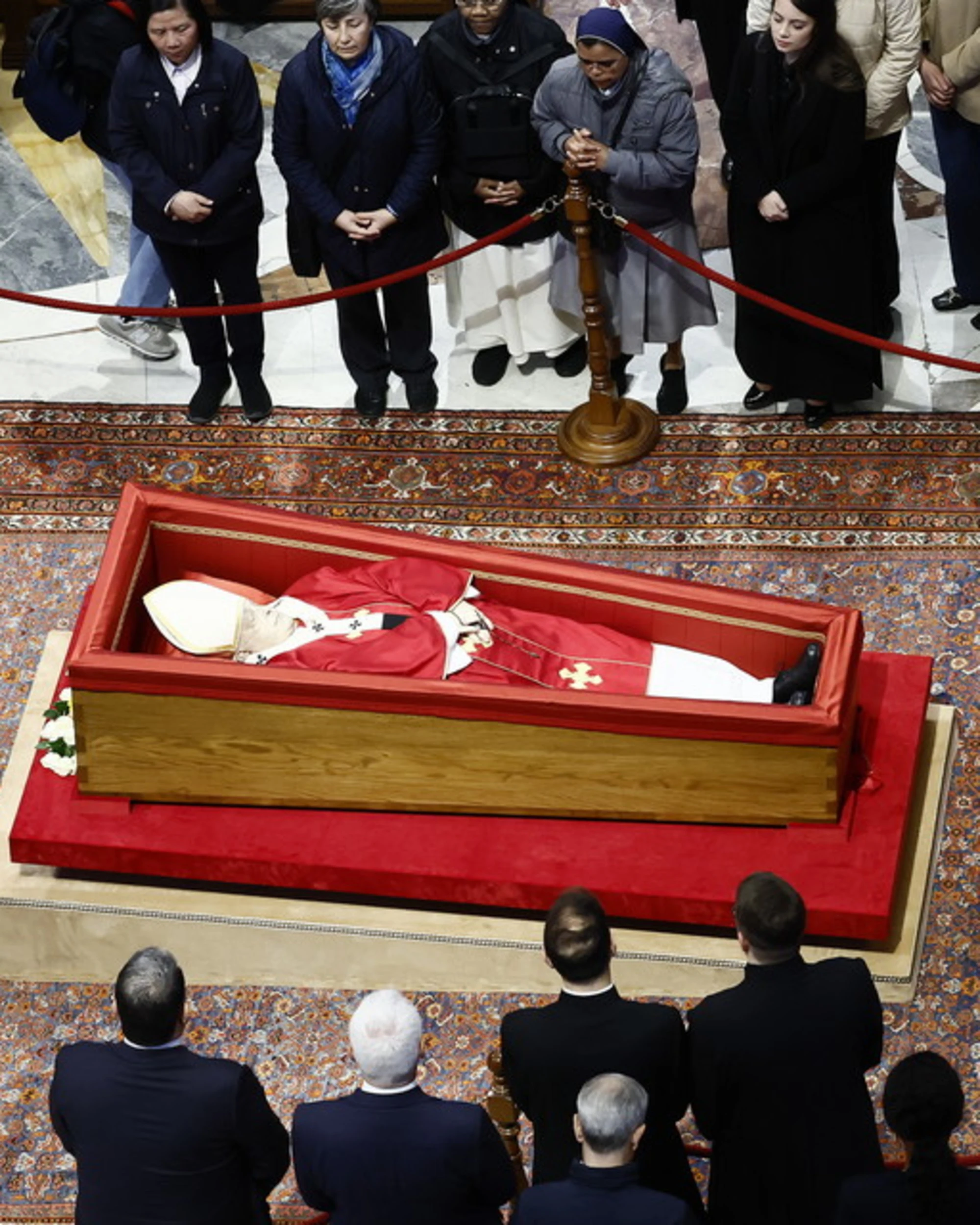 Papa Francesco, chiusa la bara: la borsa con le monete e i sigilli, il rito