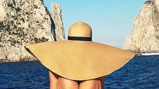 Ilary Blasi, topless all'improvviso. Sotto il cappello, niente? Occhio alla sorpresina
