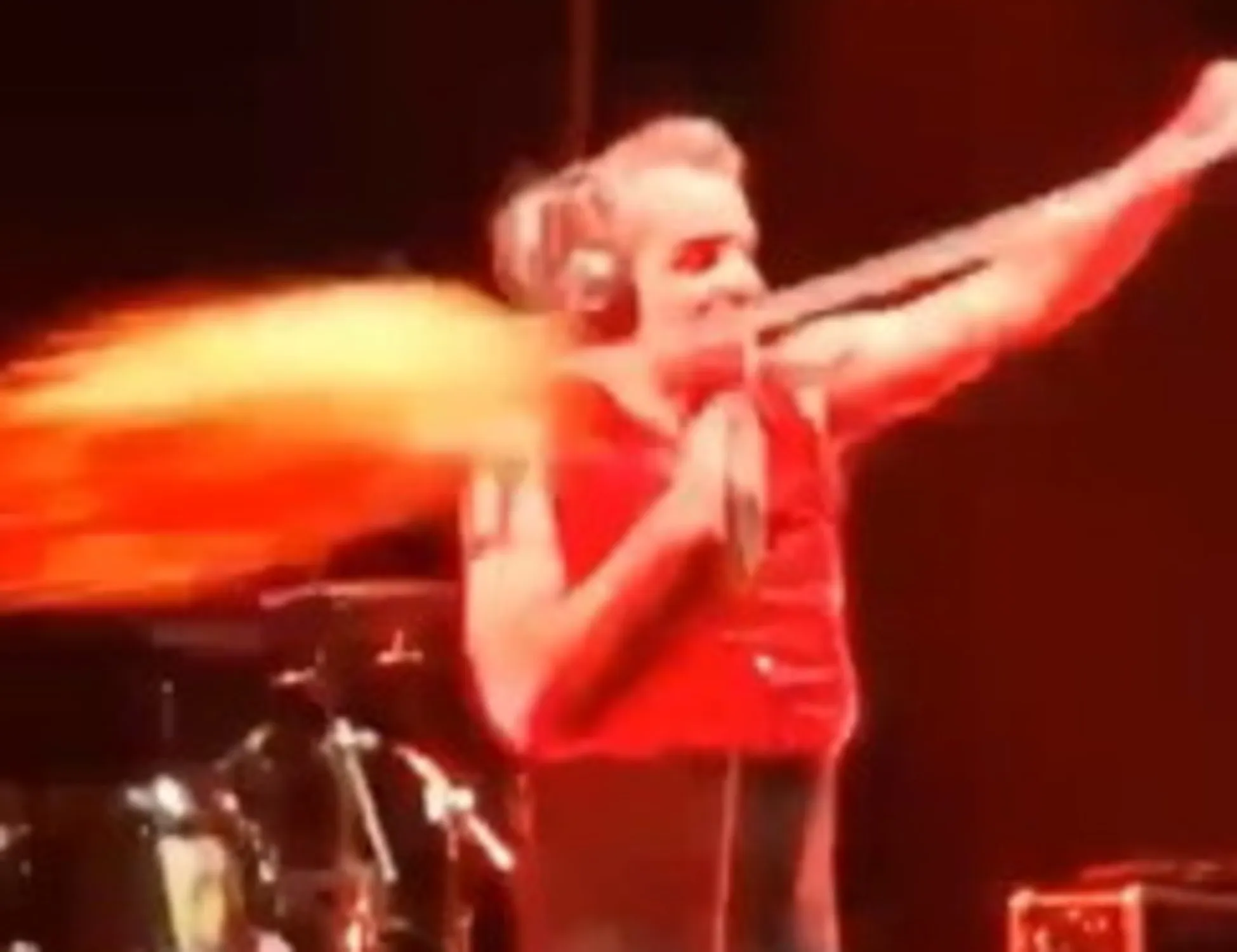 Leggi l'articolo: "Fa roteare il suo scalpo". Piero Pelù, al concerto l'ultimo delirio sinistro <span style="color: rgb(153, 0, 0);">Video</span>