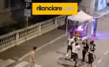 Varese, la serata Pd contro la violenza finisce a calci e pugni: il video