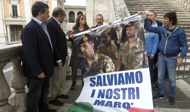 Blitz di Isabella Rauti con la gigantografia dei maròMarino la fa rimuovere /VIDEO