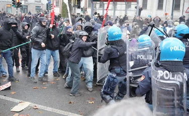 Askatasuna, botte ai poliziotti sotto gli occhi dei politici: chi c'era in piazza