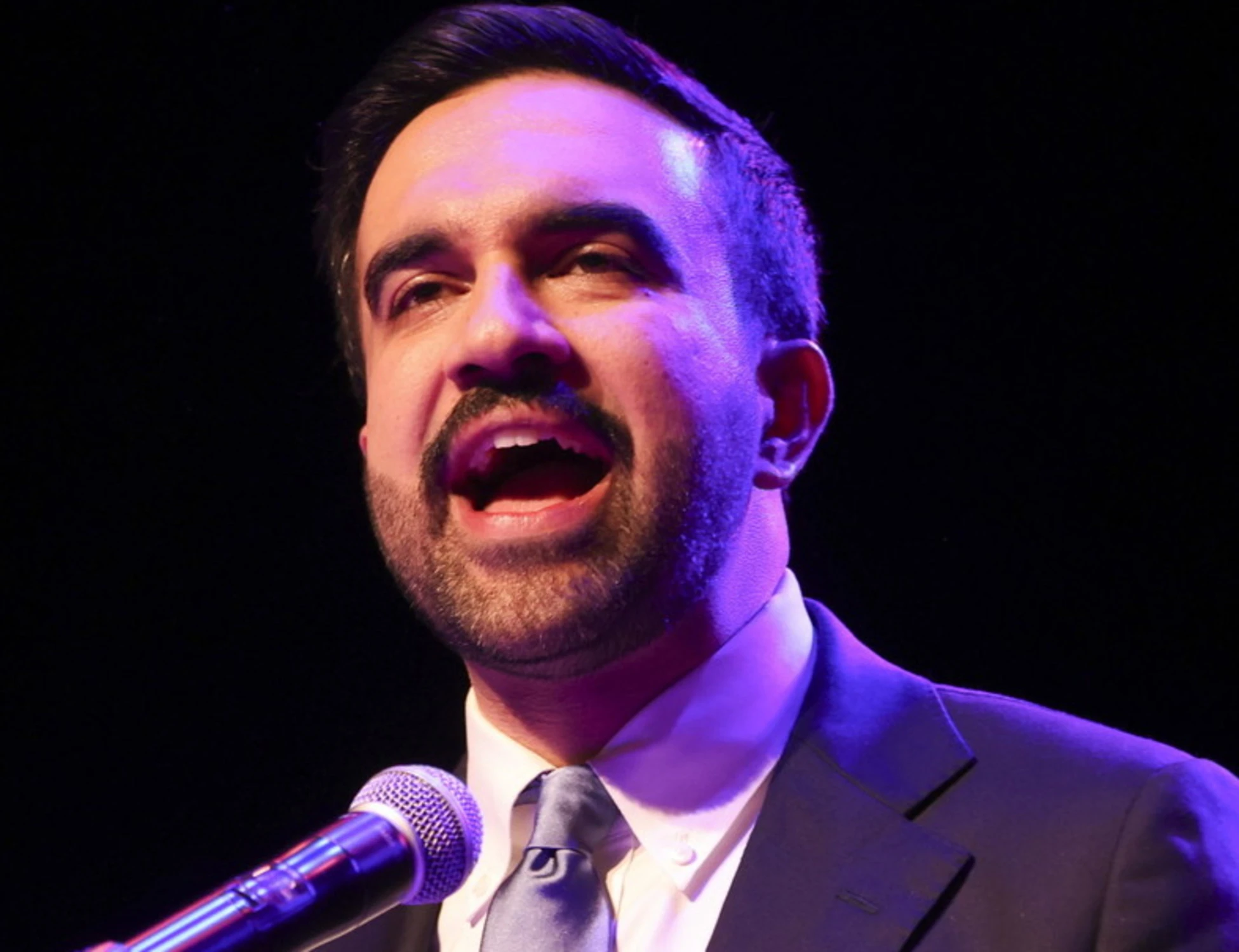 Mamdani, l'idolo della sinistra prometteva "trasporti gratis?". E infatti il bus rincara