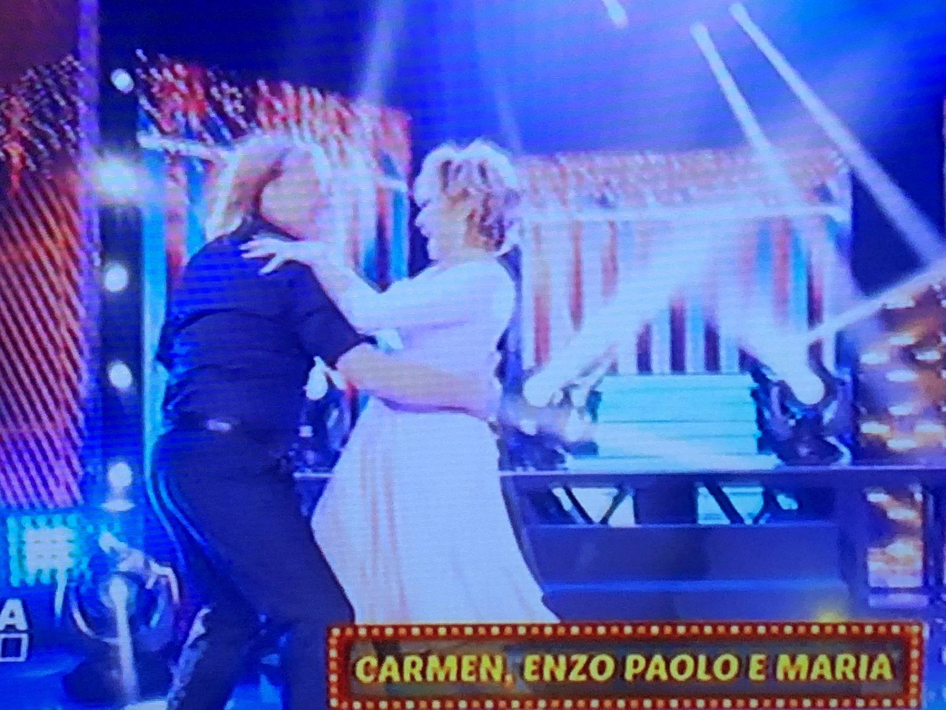 Domenica Live, il "dirty dancing" di Carmen Russo ed Enzo Paolo Turchi: saltano come due ventenni. Pazzeschi