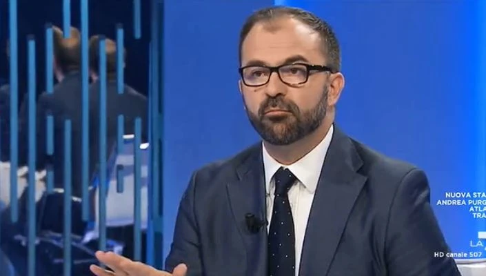 Lorenzo Fioramonti vince il premio Toninelli: "Sono contento di dirvelo". Ministro 3 miliardi, figura tragica