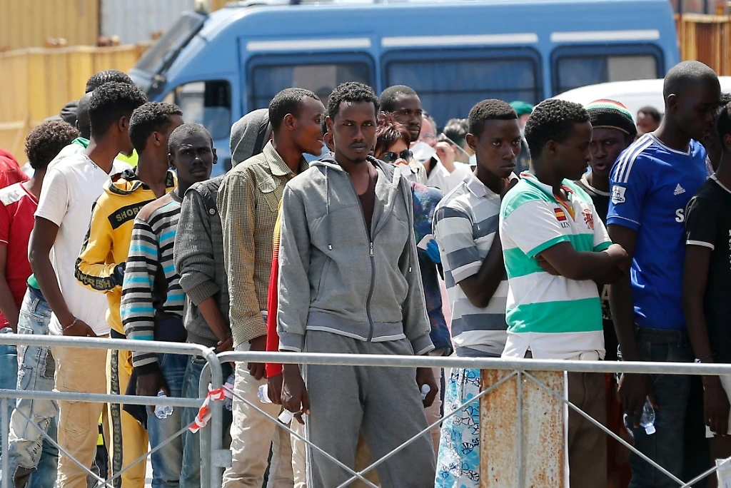 Agli immigrati non piace il resort: &quot;Portateci a Napoli&quot;. E vengono accontentati