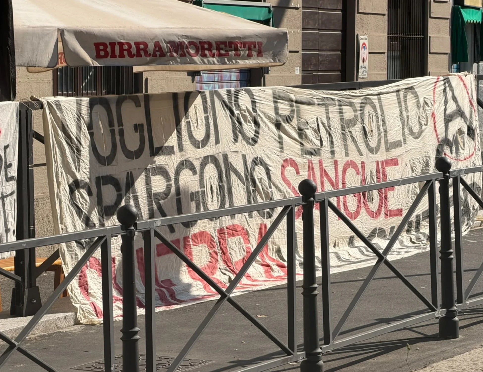Milano, striscioni anarchici in Via Torricelli: la città non può diventare una bacheca per chi disprezza le regole