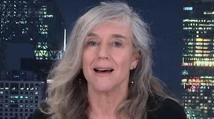 Giovanna Botteri contro Striscia la notizia a Domenica In: "Visto come sono vestita oggi?", si apre la giacca e Venier a bocca aperta