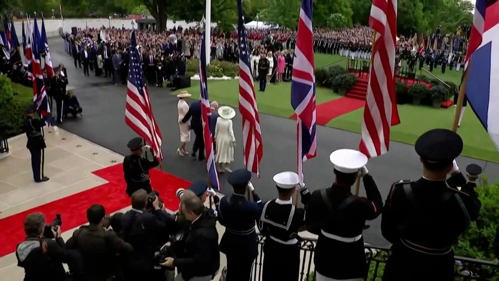 Donald Trump e la mano galeotta: clamoroso gesto su Melania (davanti a Re Carlo)